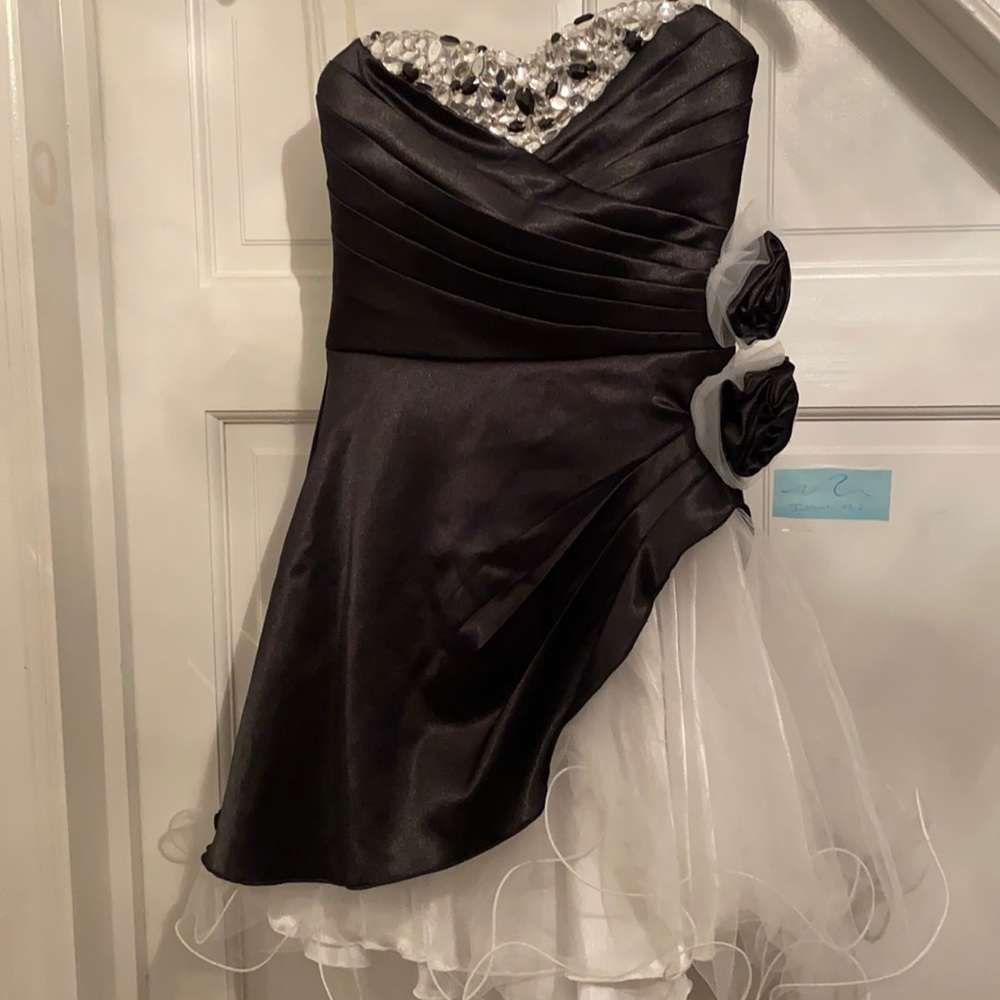 Strapless dress. Black and white.